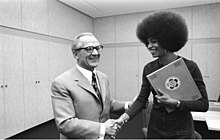 Erich Honecker überreicht Davis am 11. September 1972 die Einladung für die Weltfestspiele der Jugend und Studenten 1973 in Ost-Berlin (Quelle: Wikimedia)