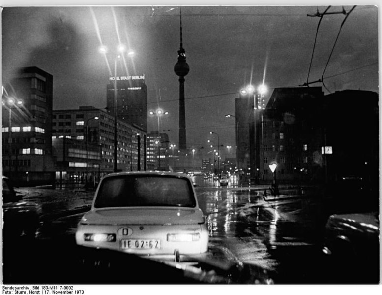 File:Bundesarchiv Bild 183-M1117-0002, Berlin, Fernsehturm, Hotel, Nacht.jpg
