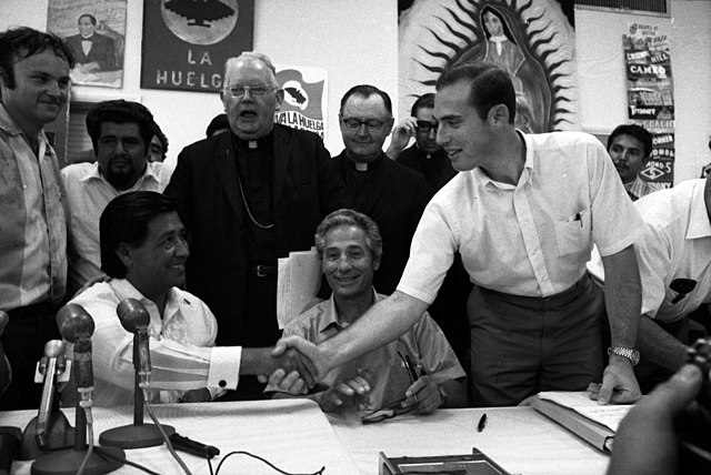 César Chávez shakes hands with John Giumarra Jr. after signing an agreement to end the strike
