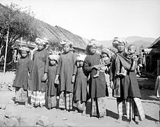 COLLECTIE TROPENMUSEUM Vrouwen met kinderen in draagdoek uit Kerintji in dorp Westkust Sumatra TMnr 10013746.jpg