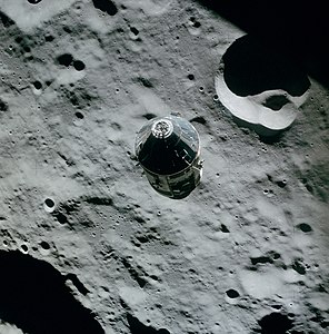 Командно-служебный модуль «Каспер» вскоре после расстыковки на фоне лунной поверхности