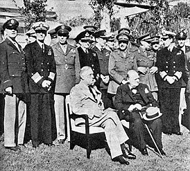 F. D. Roosevelt in W. Churchill na konferenci v Casablanci, obkrožena s člani združenja načelnikov štabov