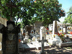 Cementerio con tumbas de distintas épocas.JPG