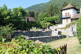 Ruines du château de Lathuile.