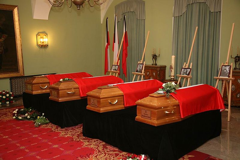 Datei Coffins Of Victims In Warsaw 2010 Polish Air Force