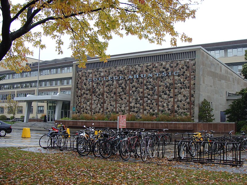 File:Collège Ahuntsic10.JPG