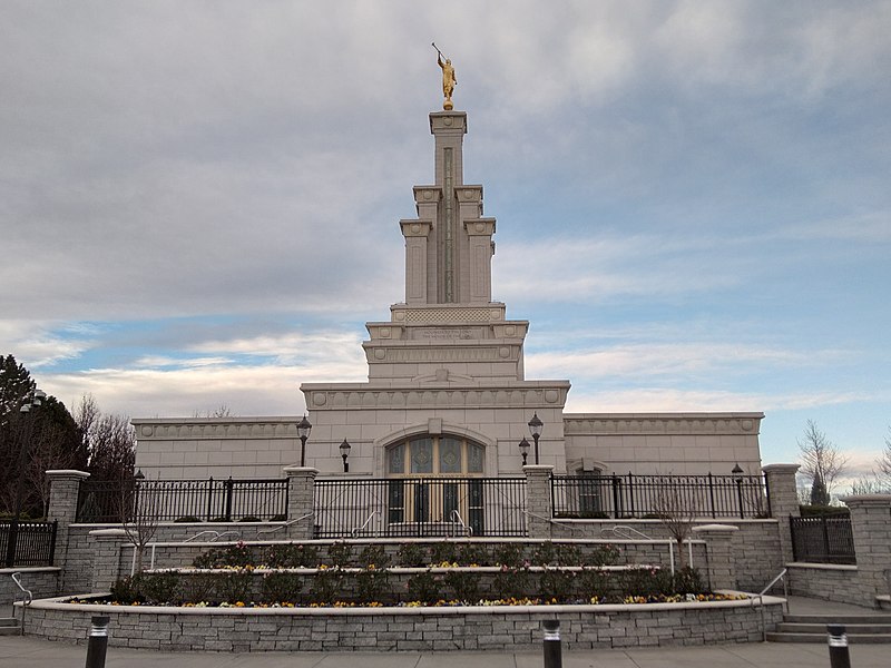 File:Columbia River Washington Temple front view.jpg