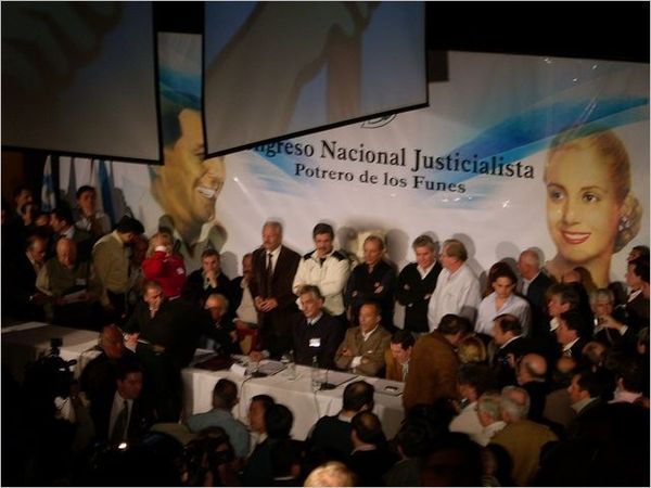 San Luis Justicialist Party officials confer under the images of Juan and Evita Perón. The Rodríguez Saá brothers are seated in the middle.