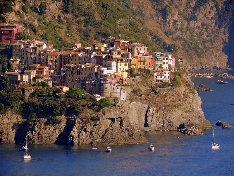 File:Corniglia (Houses,Mountain,Sea).jpg