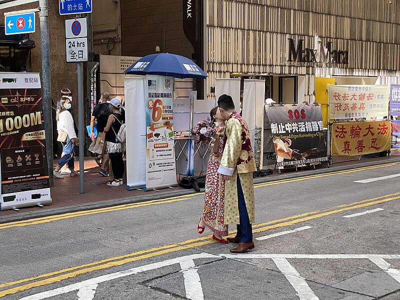 File:Couple in Causeway Bay 31-10-2020(3).jpg