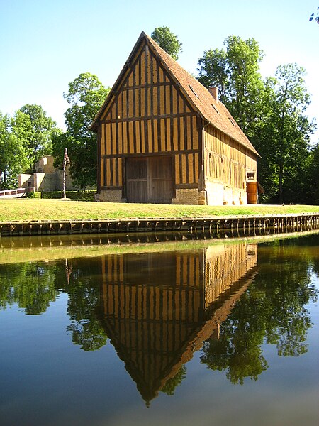 File:Crevecoeurenauge chateau grange.JPG