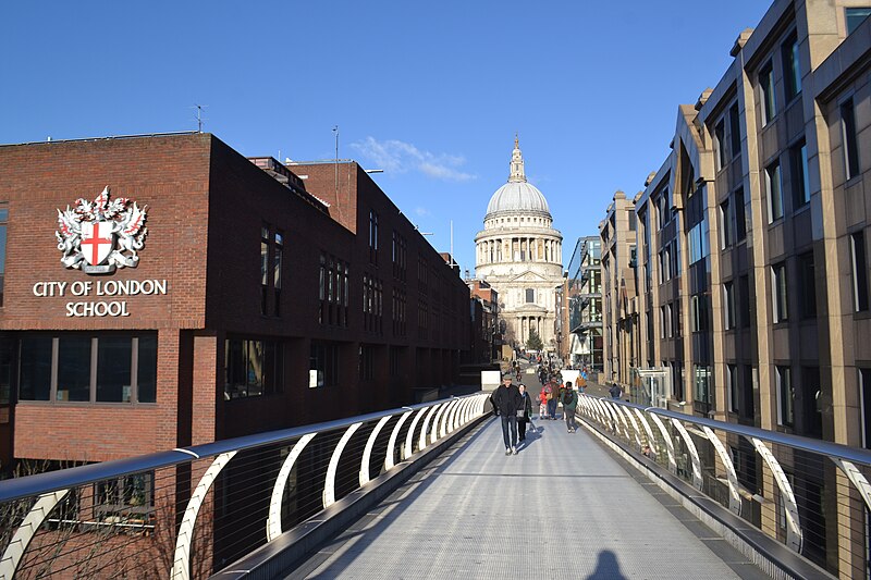 File:Crossing the Crossing the Millennium Bridge,Thames (38701802745).jpg