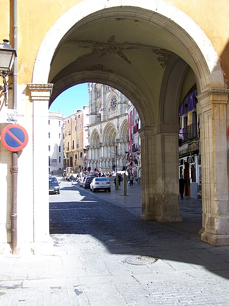 File:Cuenca-20080319-04-plaza mayor.jpg