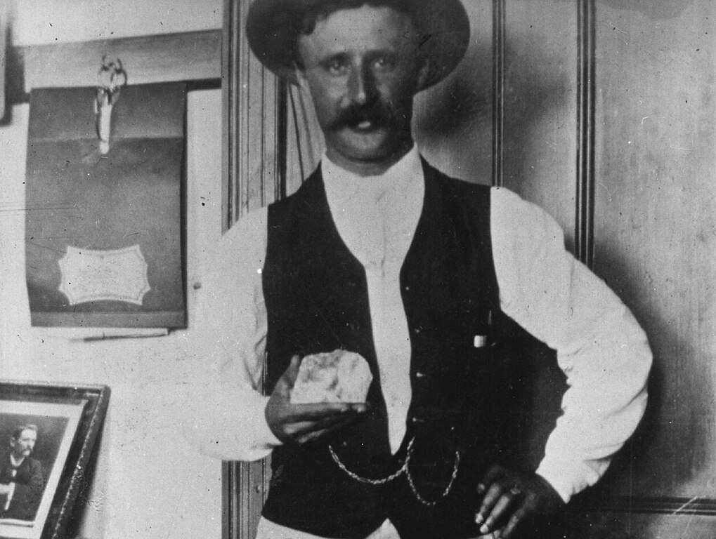 Frederick Wells, fotografiado tras el descubrimiento de Cullinam, el mayor diamante conocido, en 1905.