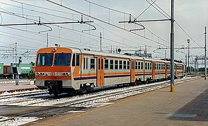 Cuneo - stazione ferroviaria - automotrice ALe 724.jpg