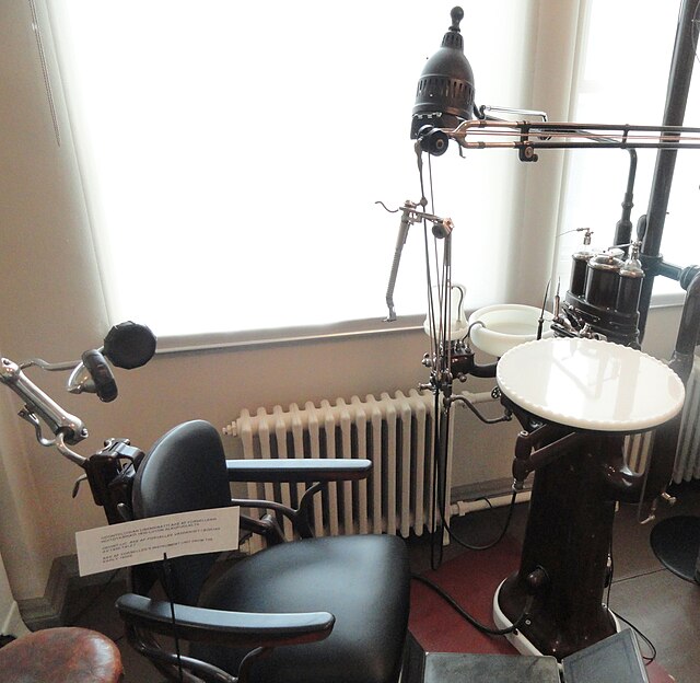 Museum recreation of a 1930s dentist office; the setting where Hubbard reported having a "near-death experience".