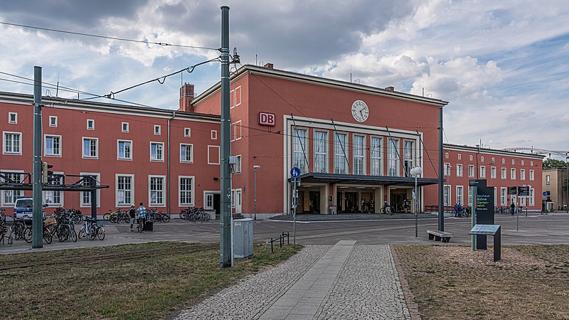 File:Dessau asv2022-08 img21 Hbf vom Vorplatz.jpg