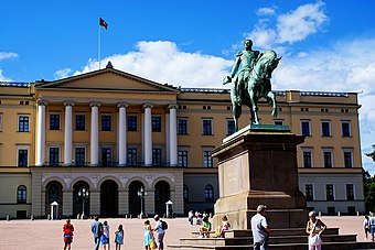 The monument outside the Royal Palace in Oslo