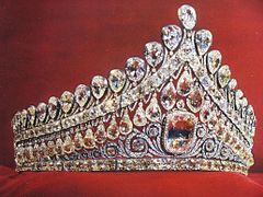„Rosa Diamanten-Diadem“, gemacht für Zarin Maria Feodorovna um 1800, besetzt mit 1386 brasilianischen Diamanten und alten indischen 'briolets', in der Mitte der rosa Diamant von 13 Karat