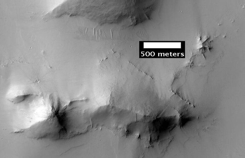 File:Dike in Syrtis Major.JPG