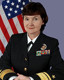 Admiral Donna Crispning dengiz kuchlari xodimlarining fotosurati