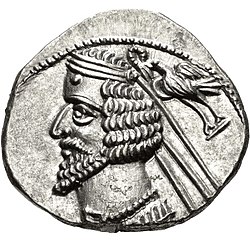 Drachm of Phraates IV, Mithradatkirt mint.jpg
