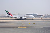 Airbus A380-800 de Emirates despegando de la pista 12-R