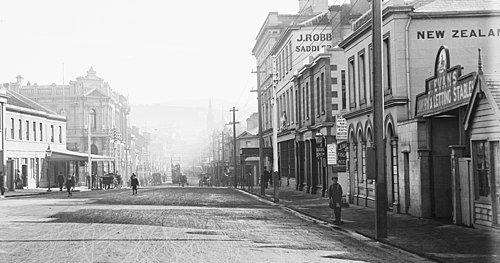 Elizabeth Street in 1910, featuring the Bank of Van Diemen's Land on the left
