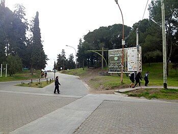 Entrada principal al parque San Martín en la ciudad de Punta Alta.