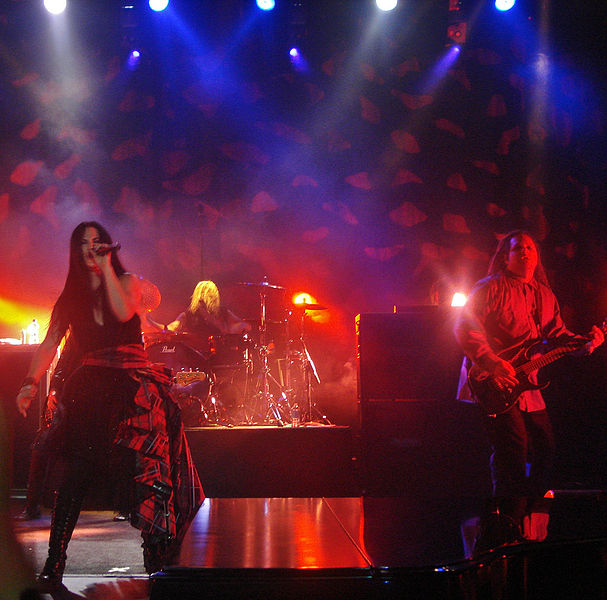 File:Evanescence 102511.jpg