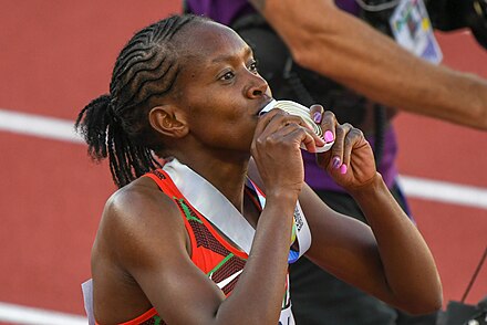 Faith Kipyegon après son nouveau titre sur 1 500 mètres.