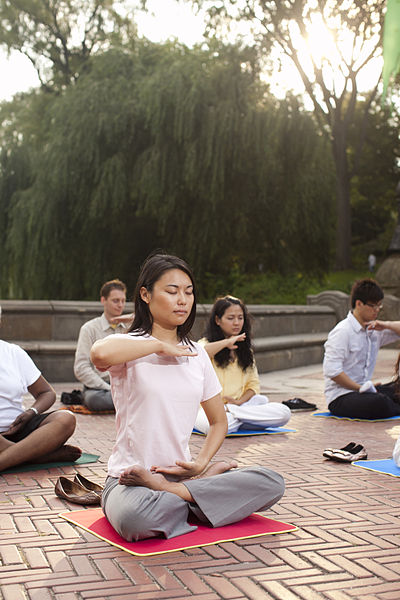 File:Falun Gong Meditation in Manhattan New York.jpg