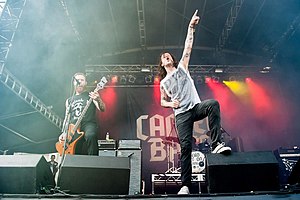 Twee bandleden treden op op het podium in Sydney in 2013