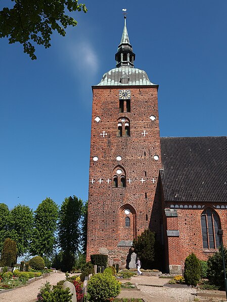 File:Fehmarn Burg St Nikolai.jpg