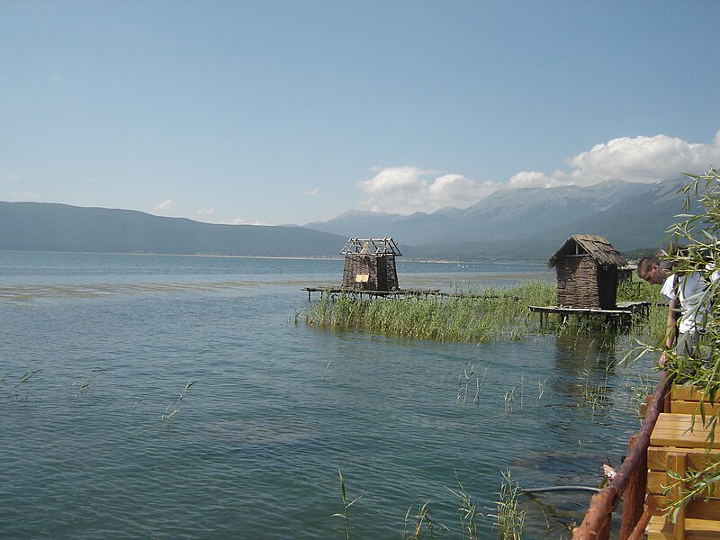 Fájl:Fisherman's cabin (Lake Prespa).JPG