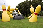 Flying Pins de Claes Oldenburg kaj Coosje van Bruggen, Eindhoven, Nederlando
