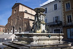 Fontana Monumentale e duomo di Faenza.jpg