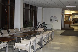 Původní foyer fakulty v pravé části původní jednopatrové vstupní budovy, již neexistuje (2009)