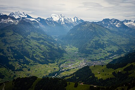 das Kandertal zwischen Frutigen und Kandersteg, unten das Frutigental