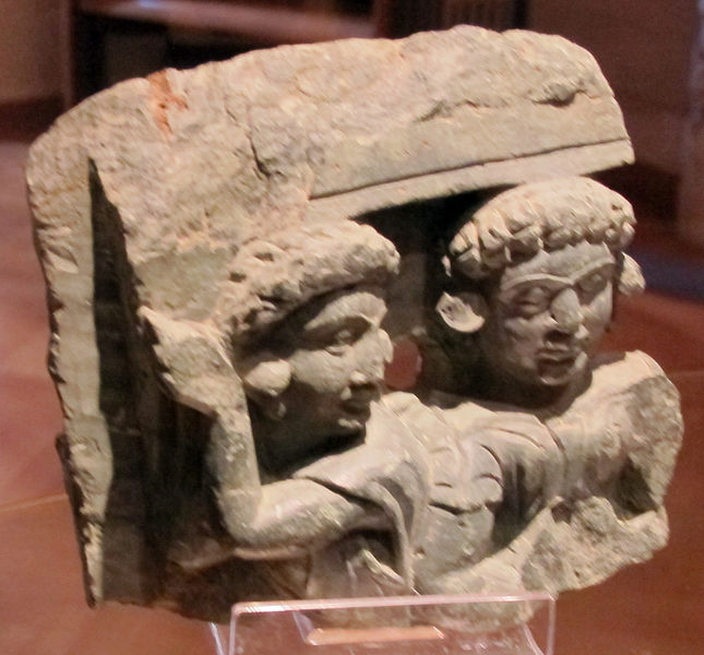 File:Gandhara, frammento femminile di statua a stele, 50 dc. ca. 02.JPG