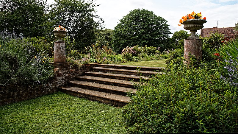 File:Garden staircase at Easton Lodge Gardens, Little Easton, Essex, England.jpg