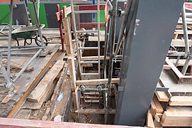 Construction des fondations et des supports des ascenseurs.