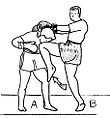 [B] observó que su oponente se inclinaba hacia adelante, lo que le dio la oportunidad de realizar una patada de rodilla hacia atrás, aquí en el boxeo birmano.