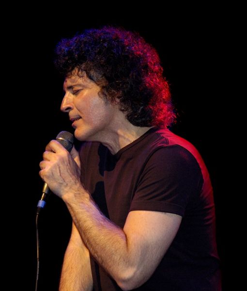 File:Gino vannelli a'dam 2005 (2).jpg