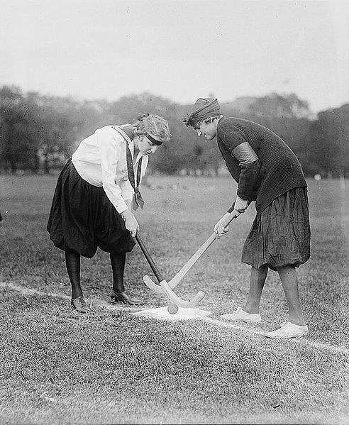 File:Girls hockey 1919.jpg