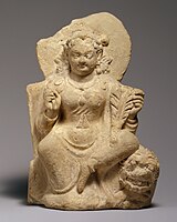 坐在狮子上的女神娜娜（英语：Nana (Bactrian goddess)），5-6世纪制作于阿富汗，可能是嚈哒或突厥统治时制作的[88]