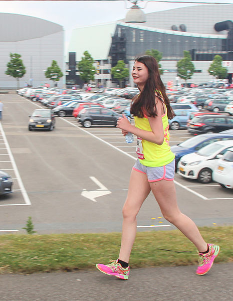 File:Goed trainen is belangrijk Ladiesrun 2015.jpg