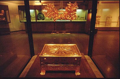 Larnax et couronne de laurier en or de la tombe de Philippe II