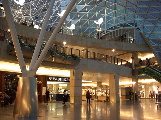 The interior of the Złote Tarasy shopping centre, in 2007.