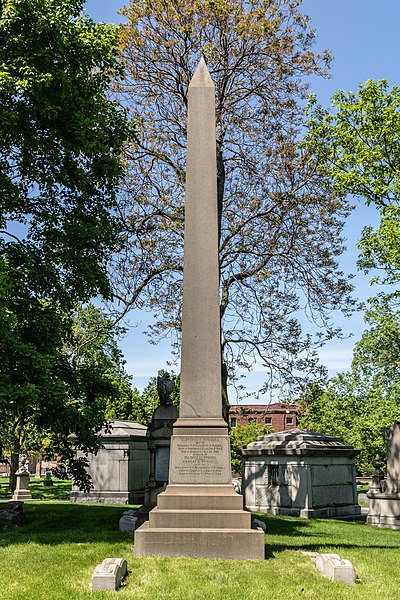 File:Graceland Cemetery Chicago Russell Memorial 2019-1579.jpg